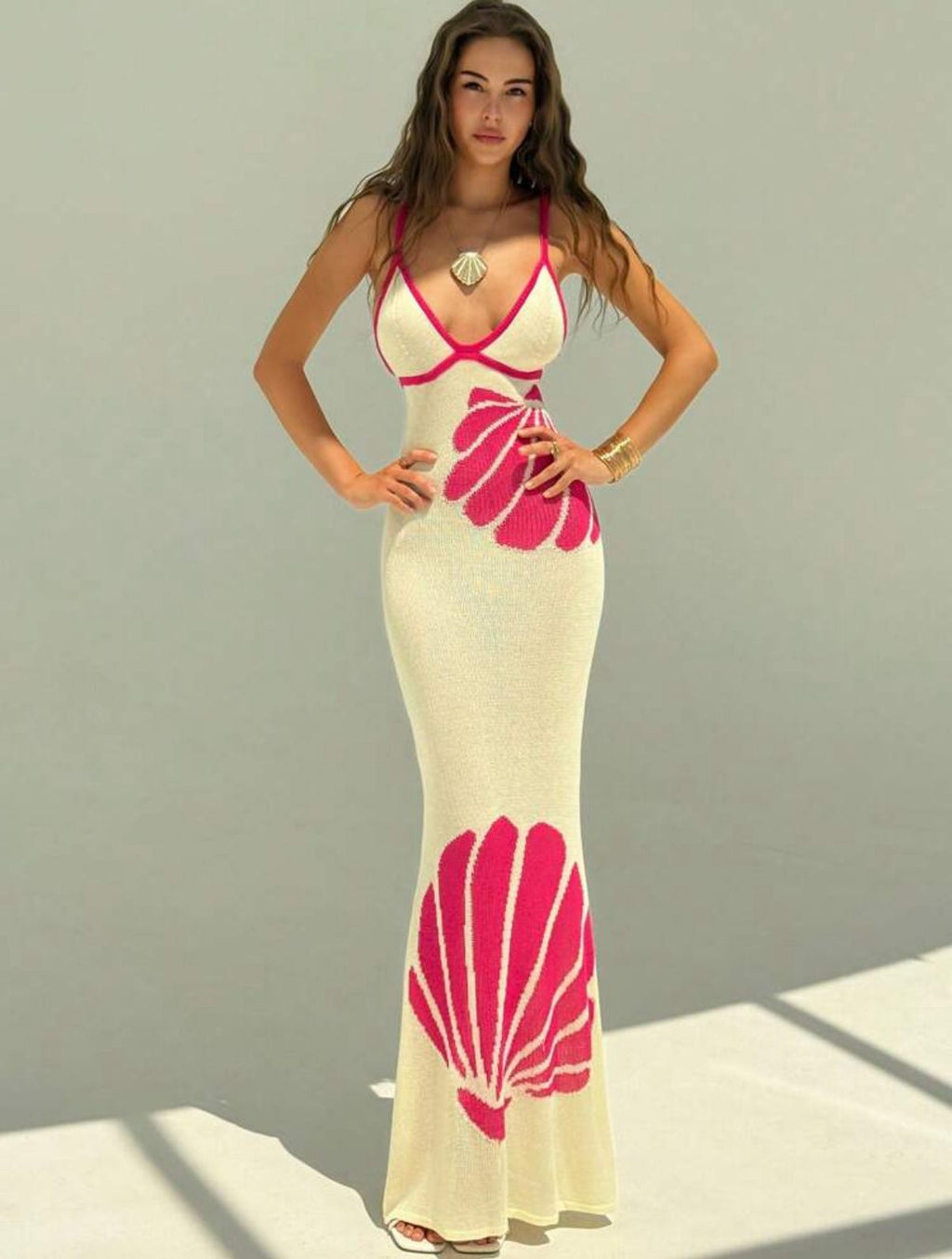 Vestido largo tejido con conchas marinas fucsia