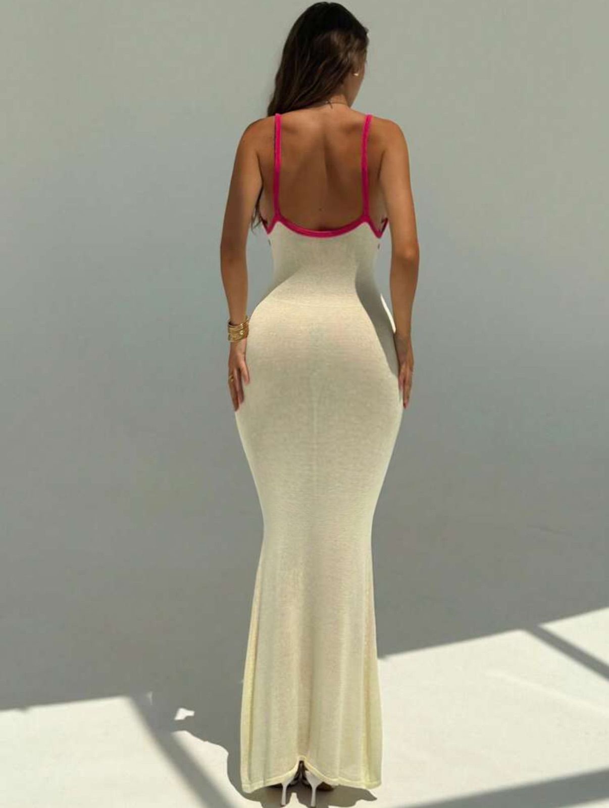 Vestido largo tejido con conchas marinas fucsia
